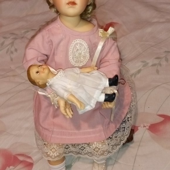 VINTAGE "MEMORIES OF CHILDHOOD" 18" MARY DOLL W/ STOOL BY RICHARD SIMMONS - Picture 3 of 16